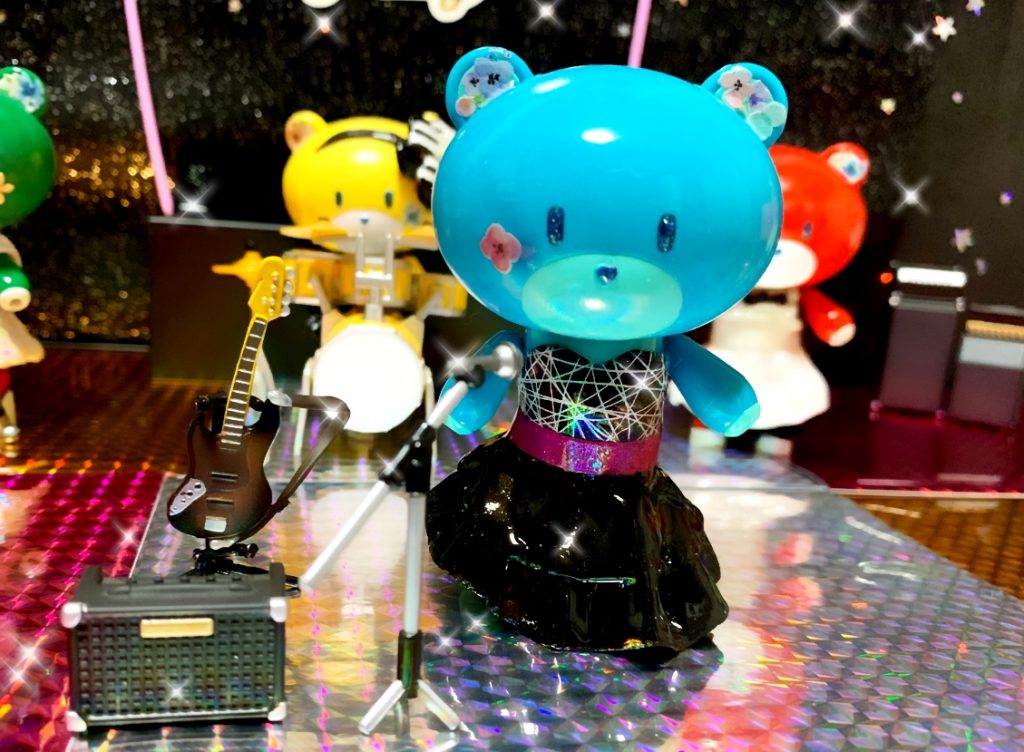 メインボーカル&ベースのライトニングブルー
ロングスカートの黒のワンピースできめてます。