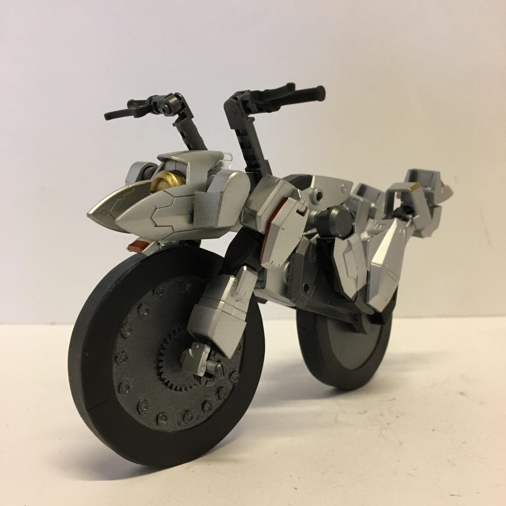 頭部パーツを外し、一部パーツ差し替えでバイクモードに変形可能です。ボディのバランスとタイヤの大きさを考えながら作りました。