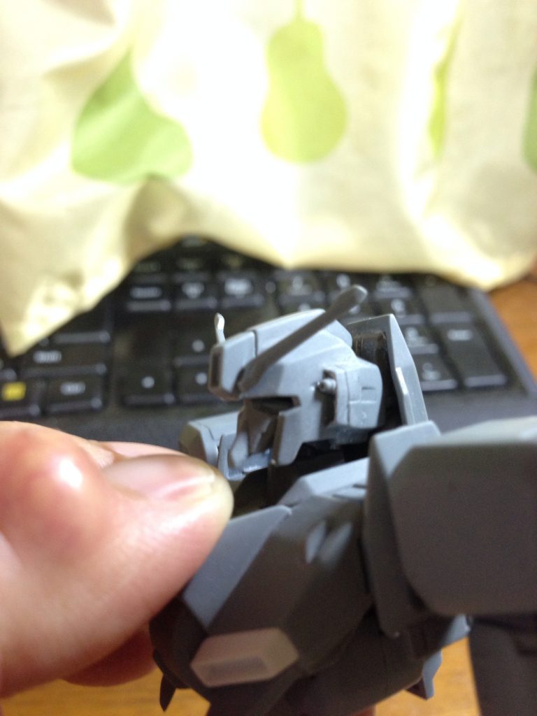 問題の部分①、非常に軽微な不具合なのです。左耳もヤスれば大丈夫でした。