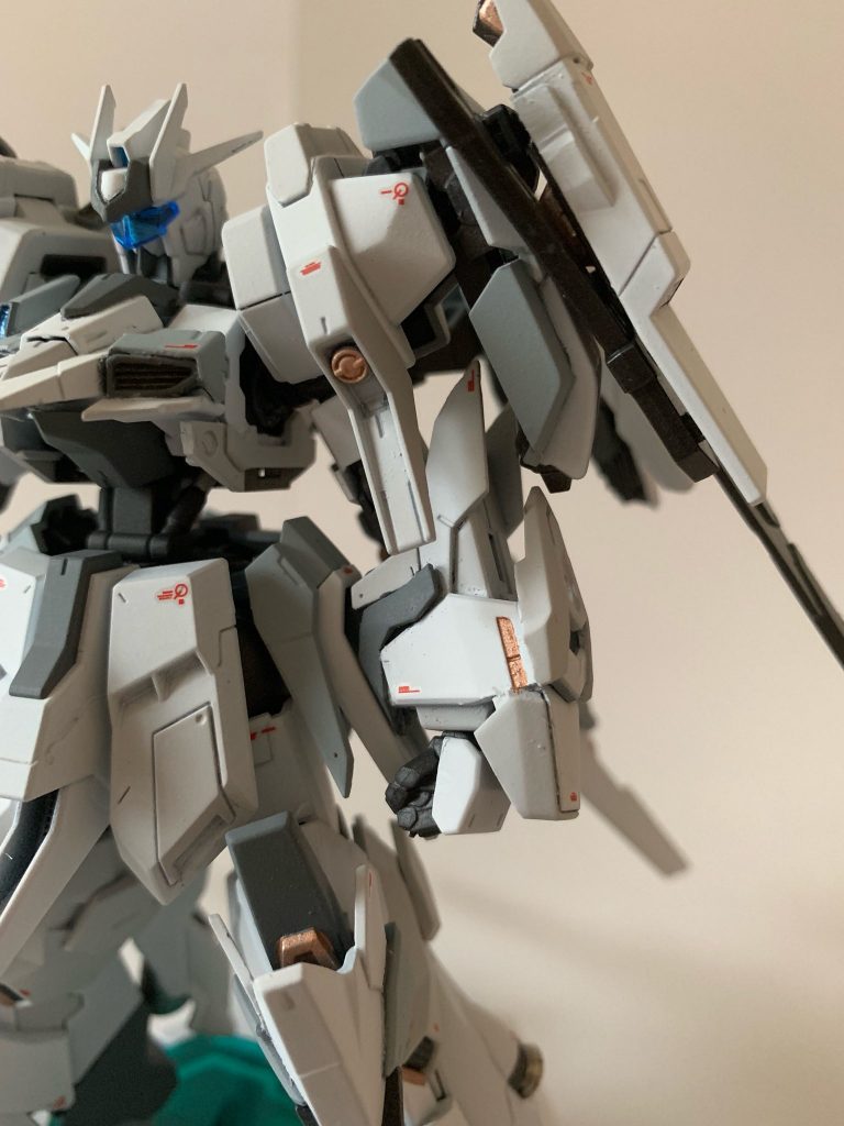 アヴァランチエクシア、ライトニグZなどもミキシング。
両肩には武器をマウントするための装備。抜刀時はスタビライザーとしての役割を担います。