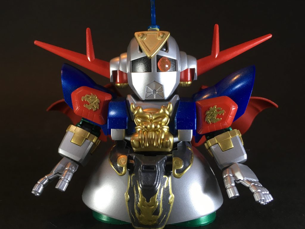 孫臏の、脚が無い所がジオングと、また政敵の謀略で失脚し復讐を果たす所がシャアのイメージと重なったため、ジオングを演者とさせて頂きました。
ジオングの元々のデザインが丸っこく完成された独特な形状なので、武将化するにあたり諸々大変悩みましたが、カラーリングはシルバーとブルーを基調としたメタリック、三国伝各武将の皆様のパーツを装甲に追加して何とか武将らしくなったかと思います。
特に公孫瓚イージーエイトのマントには非常に助けられました。