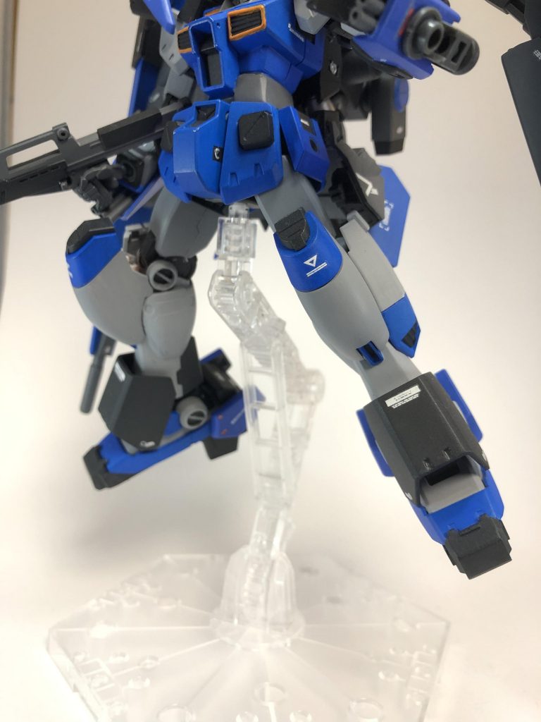 脚部
足回りにも装甲と補助スラスターを装備。