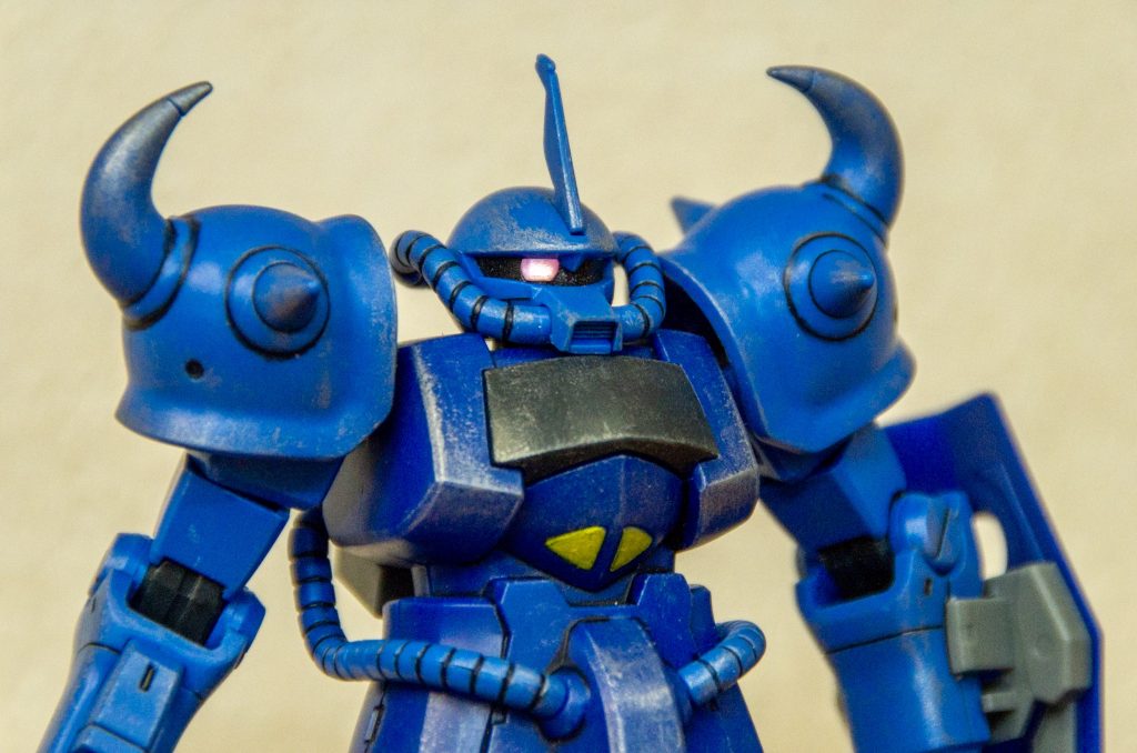 モノアイのクリスタルシールは、本当は正面に貼りたかったんですが、アートカッターで切ろうと試みてみたものの、小さすぎて無理でした。