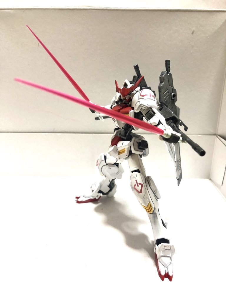 腰にはビームサーベルをマウント。サブアームとして使用します。
Q鉄血系なのにビーム兵器ですか?
Aカッコよければそれでいいんです