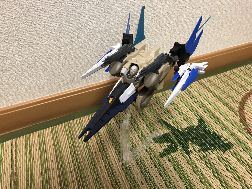 変形機構は割とすぐに思い付きました。頭丸出しですが、センサー隠す意味も無いと思い、良しとしました。