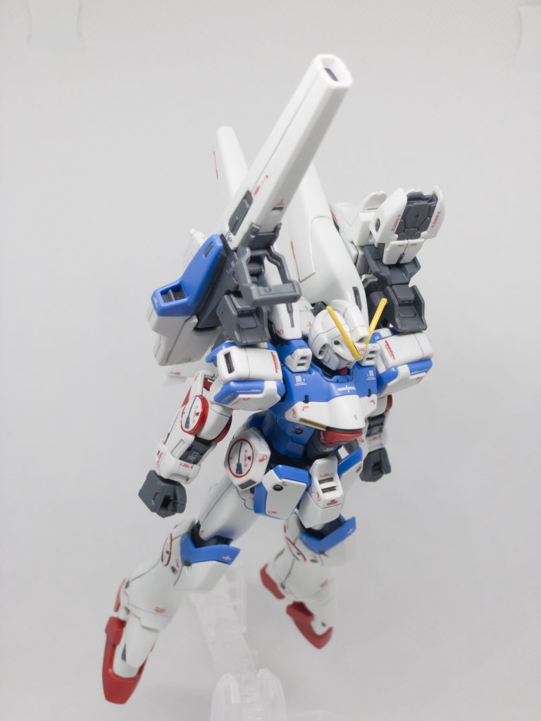 小説の機体解説と同じポーズ。
