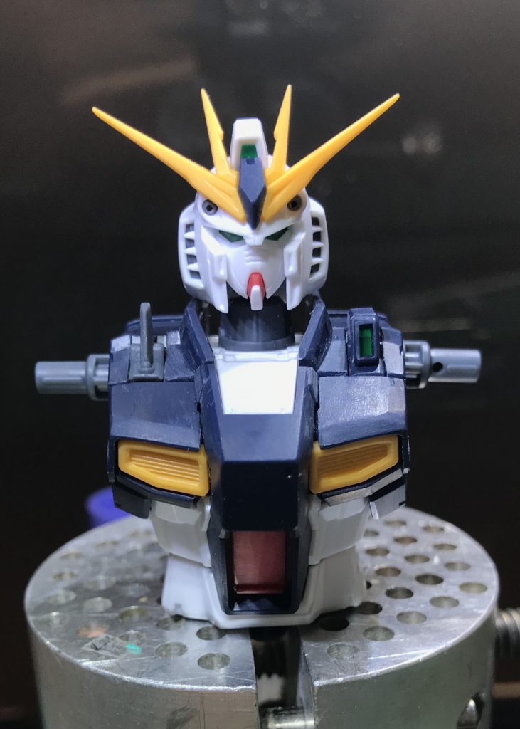 マスクが小顔すぎたので下部をプラ材で延長。アゴも伸ばしています。