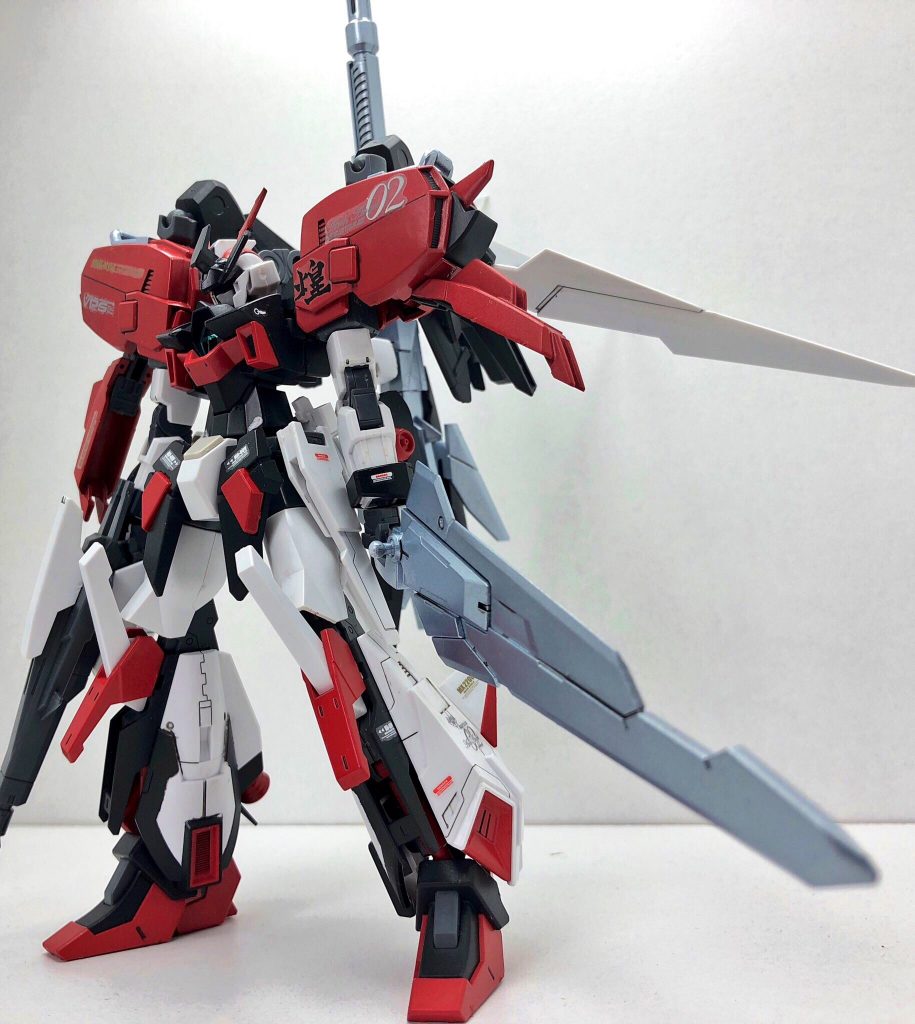 アサルトブレード
背部ウェポンラックに搭載されている武器
ビームサーベルではフィールドを貫通するのが不可能だった為、その対策として搭載された
剣自体にフィールド発生装置が付いているので防御も可能