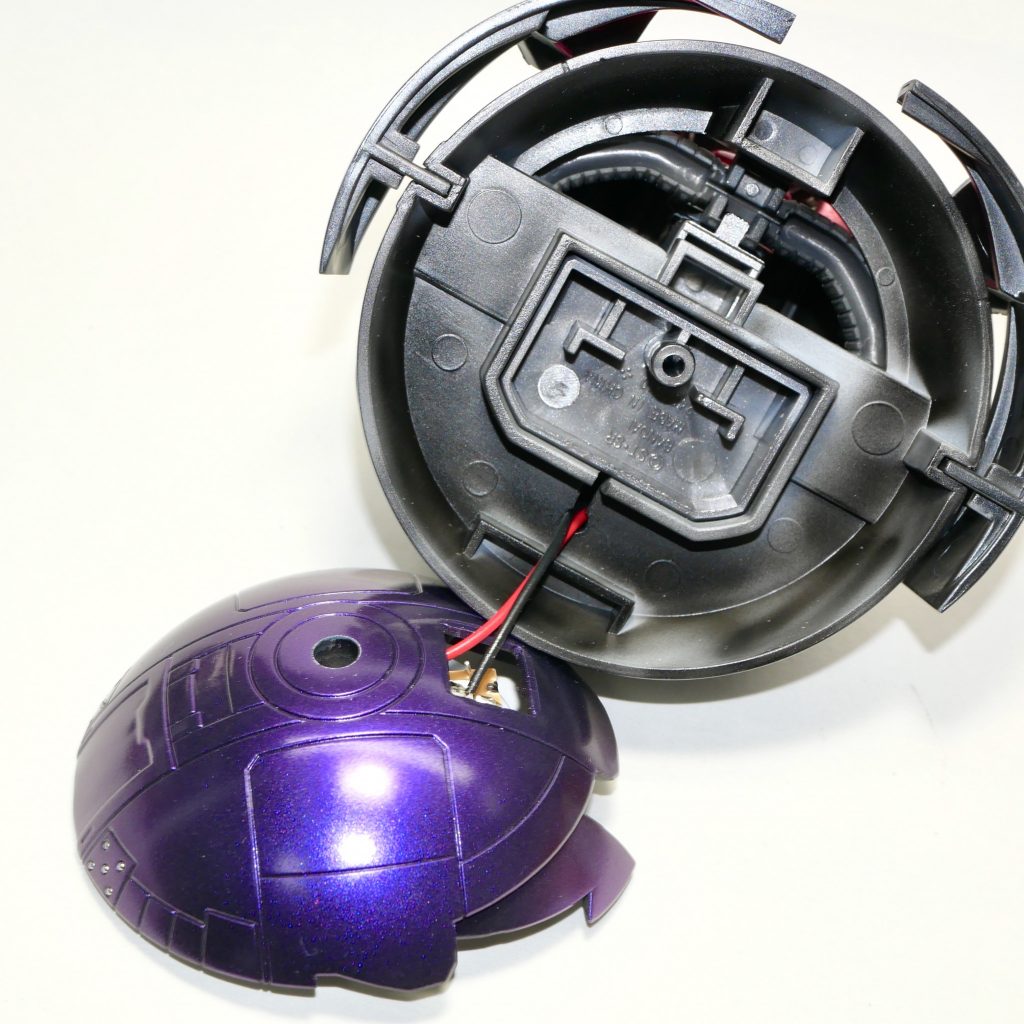 配線が通るようにベースに穴を開けてモノアイまで通しています。