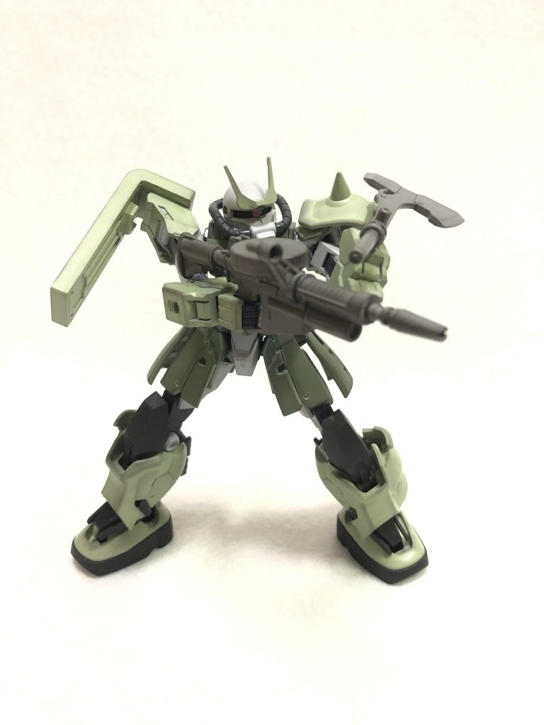 元の可動範囲が良いので、マシンガンも余裕で両手持ち。