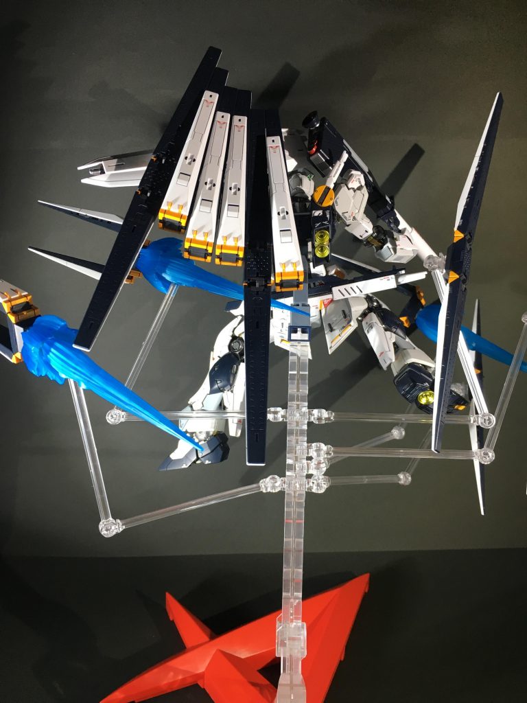 後方から
本来ジェットエフェクトはセットで付いてくるアームを使用するのですがこっちのスタンドを使いたかったので渋みを調整してセットしてあります
バーニアの内部は全てクリアイエローで塗りました😊