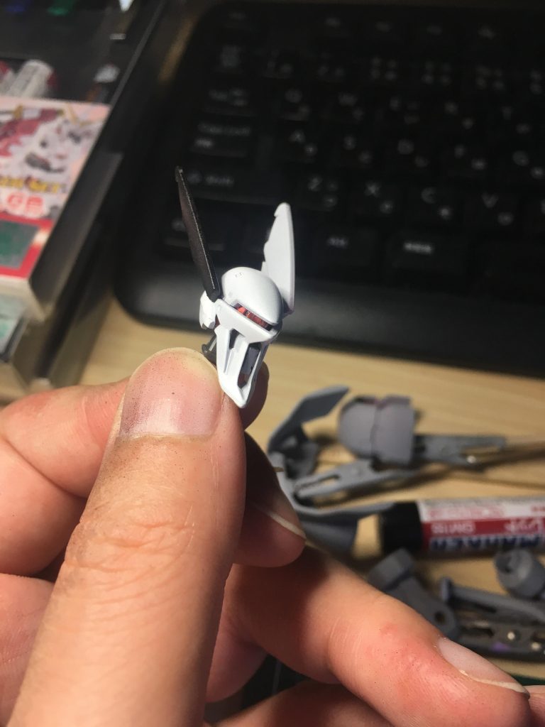 塗装は初めて缶スプラーを使ってみました。
白がなかなかきれいに色がのらず、コスパはかなり微妙と感じました。多分僕が下手なだけですが
細かい部分はガンダムマーカーを塗料皿に出して筆で塗っています。