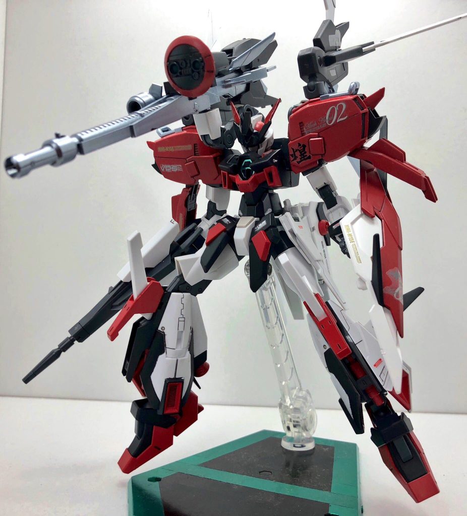 バスターランチャー
背部ウェポンラックに搭載された武器
粒子を収束し、ビームより早く威力の高いモノを発射する
銃本体に装備されたレドームにより射角の修正等を自動で行う