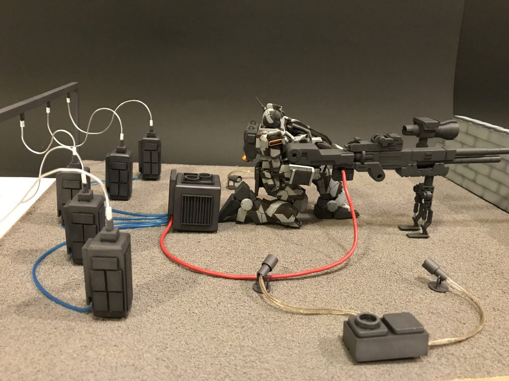 変圧器からキュービクルっぽい物のエネルギーチューブは2ミリ。
キュービクルっぽい物からライフルへは3ミリでやってます。
径が同じでやると径が細いと容量オーバーで線が燃えるため、ライフルへは太い線で配線してます。