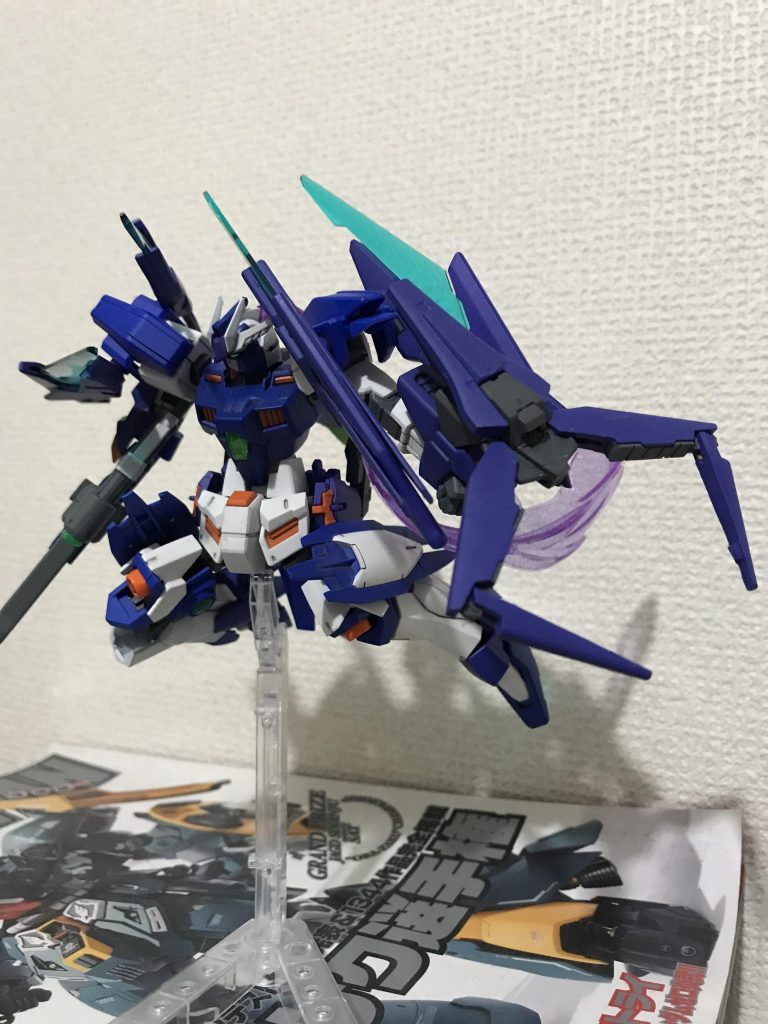 キュリオスのGNシールドクローを使い、オリジナルでは実剣を内蔵してあったが、こちらではビームサーベル発生装置を内蔵している。