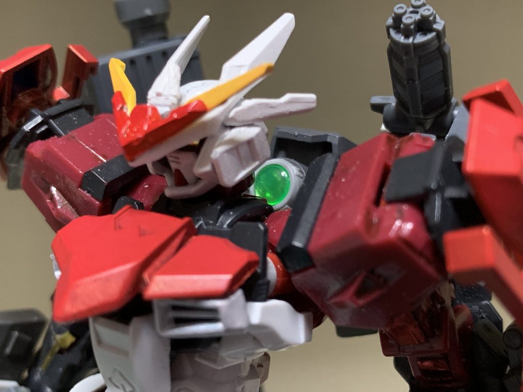 バックパック上前面にGNドライヴ。
左肩にビームバルカン。頭部にバルカンが無いので、ガンダムXみたいなのを意識しました。