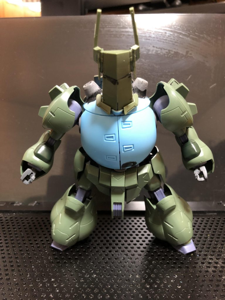 角第四段階。1/100グシオンやモモカプルのパーツを色々つけたら顔っぽくなってきました。