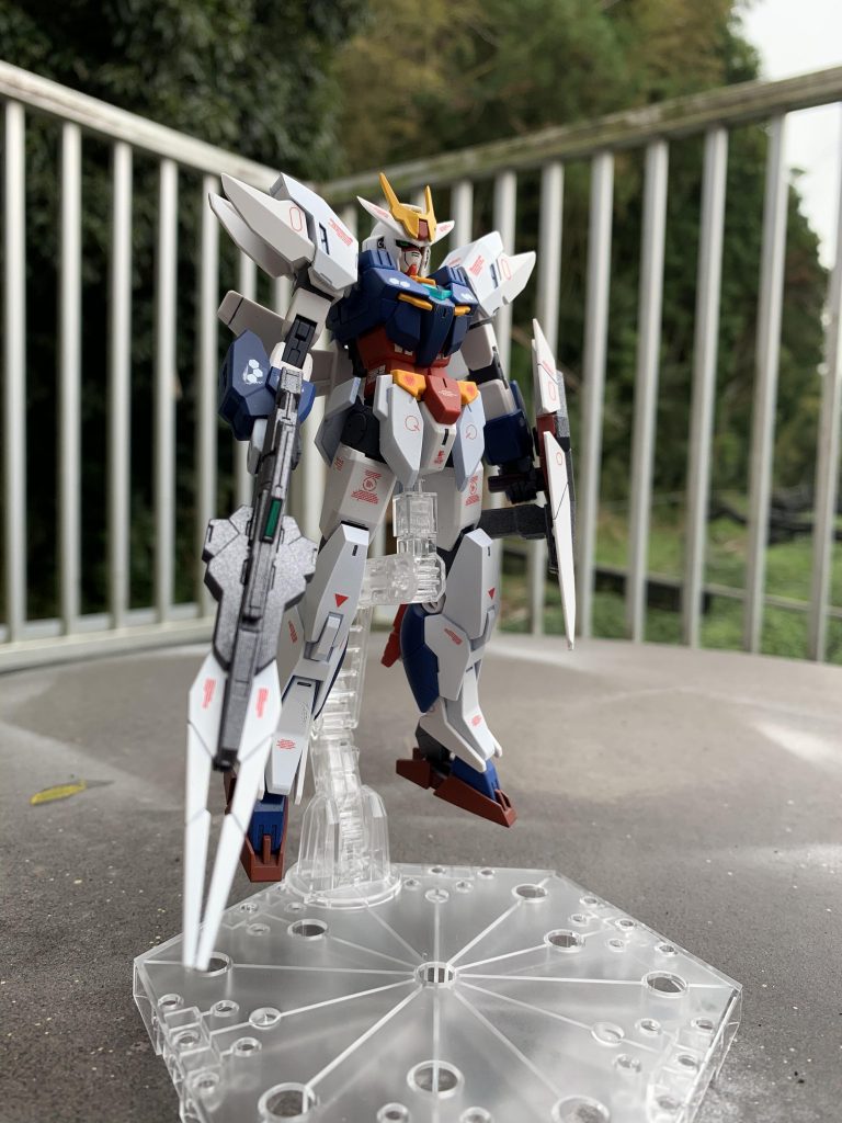 全体的に白を基調としてファーストガンダム風のカラーリングにしています。
角や肩アーマーなどを鋭利にすることでイケメン度アップ。
