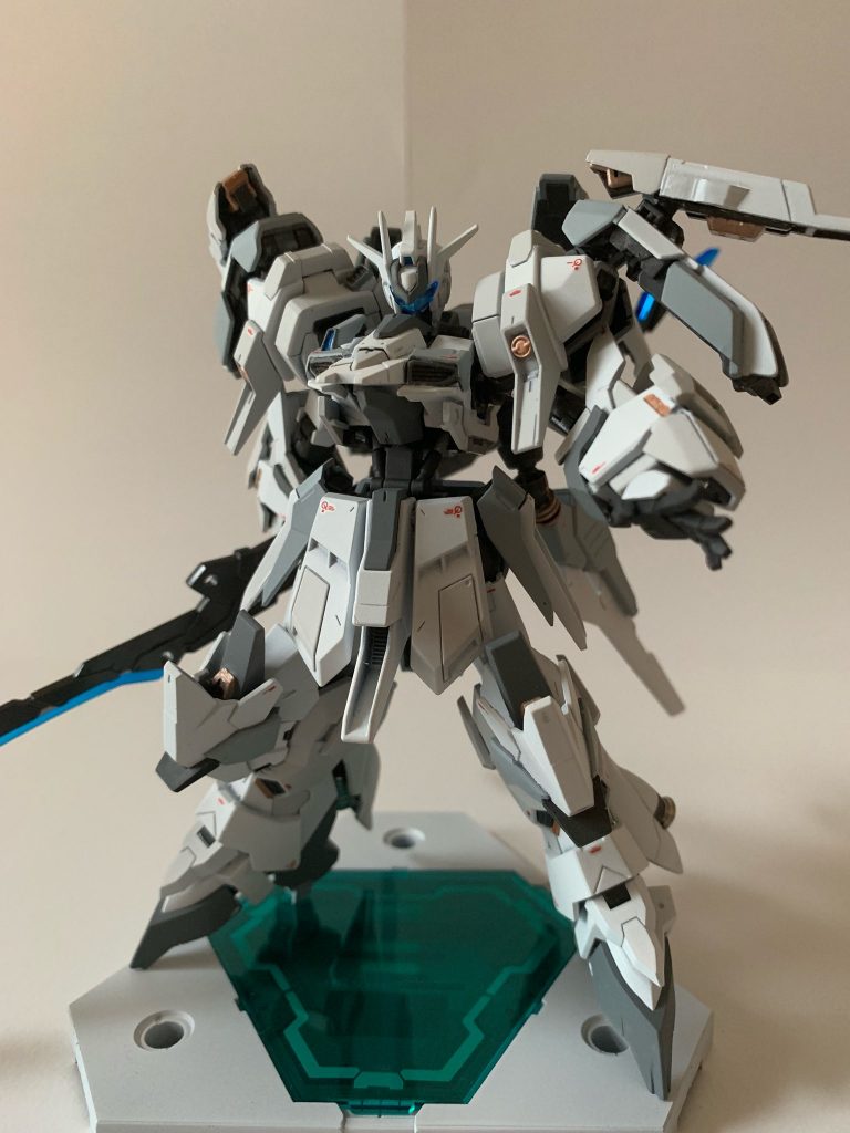 二刀流。大型のブレードによって相手を切り裂きます。クリアブルーの軌跡が美しい…