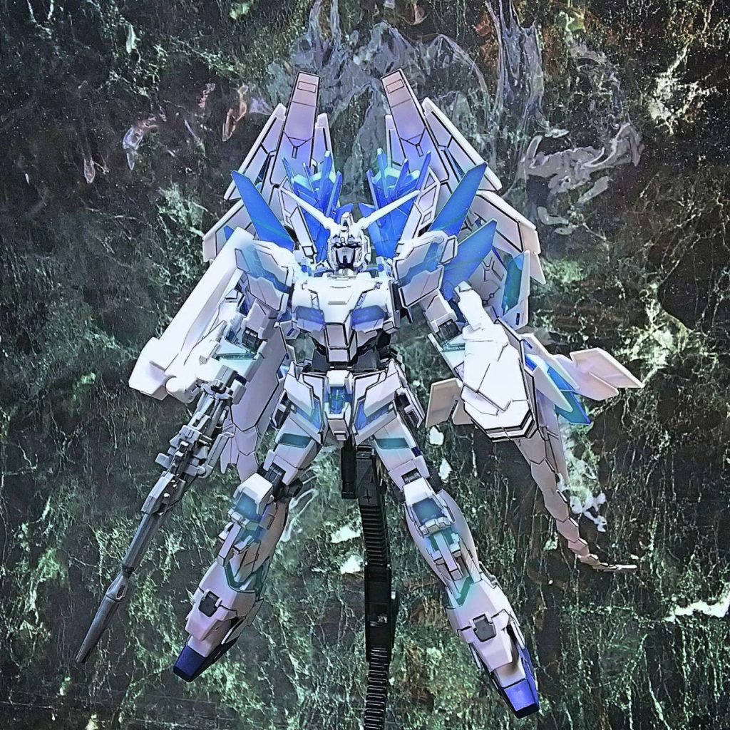 最後にHGペルフェクティビリティらしく、両翼を劇場版フェネクスより下げて取り付けました。