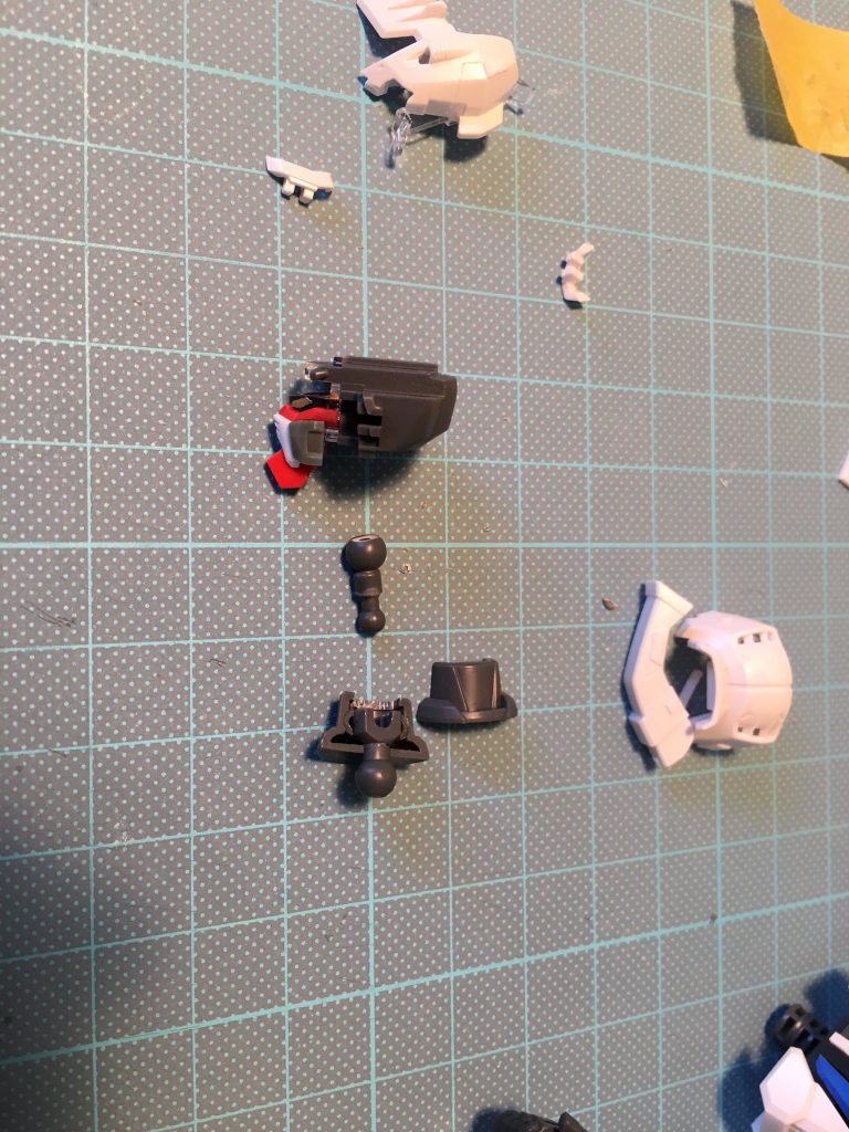 キットそのままでは顎部が首に干渉し、前方向への可動が狭い為、ボールデンアームズを埋め込んで可動範囲を若干広げました。