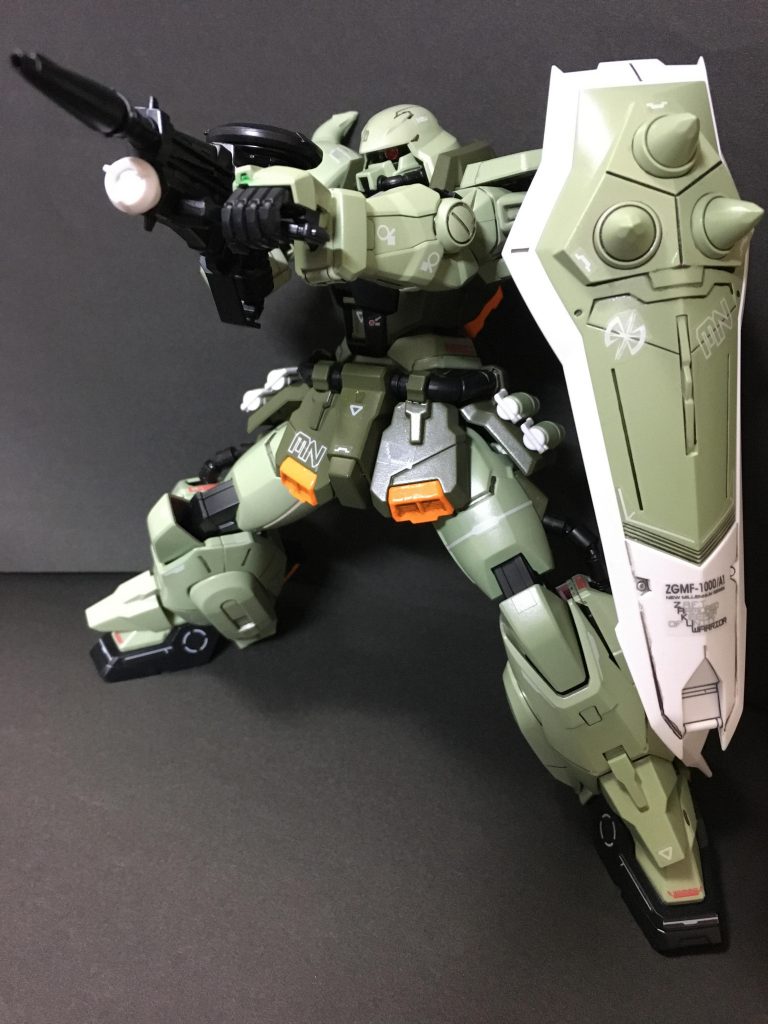 モノアイはキャンディレッド
薄緑はMSグリーン
濃緑色はMr.カラーの濃緑色で塗りました
初めてMGを全塗装しましたし、それにスミ入れしたのも初めてです!
まあまあ上手くできたのでよろしくお願いしまーす!