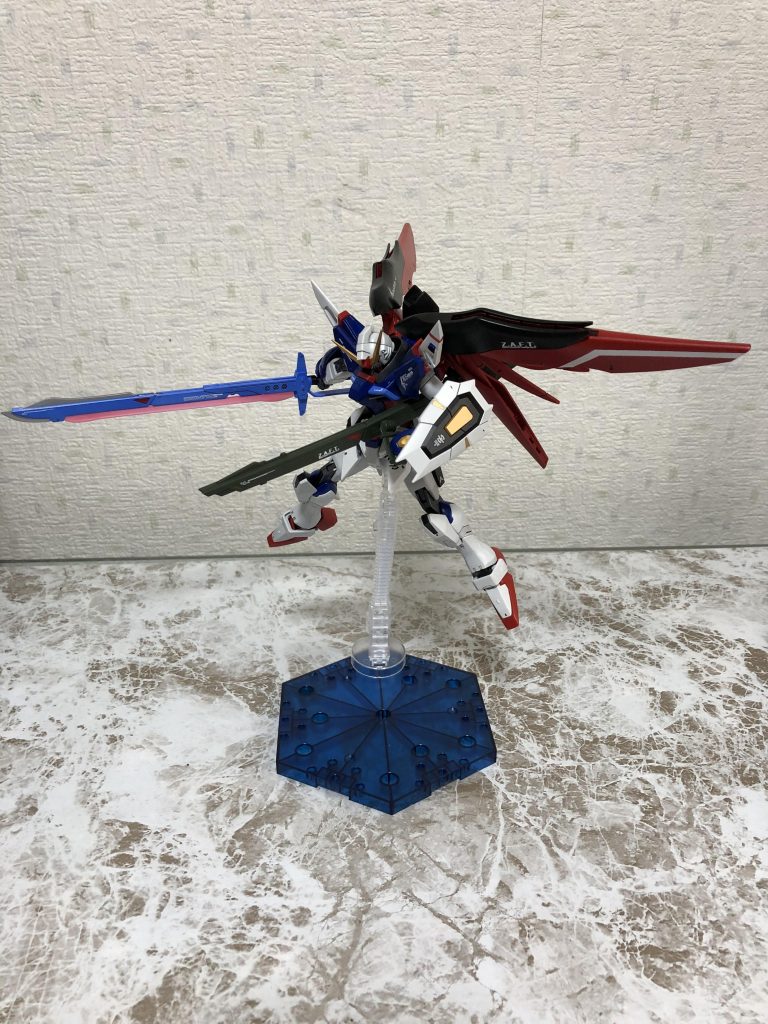 青、赤、黄色、グレーのカラーはメタリックになっています