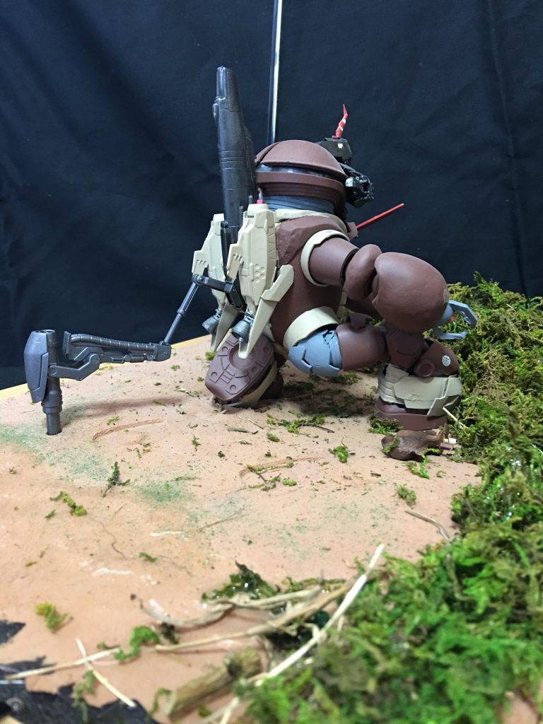 この片膝をつくサンボルアッガイ独特のポーズ。
足の短いアッガイをカッコ良くするのには、だいぶ悩みました。。。