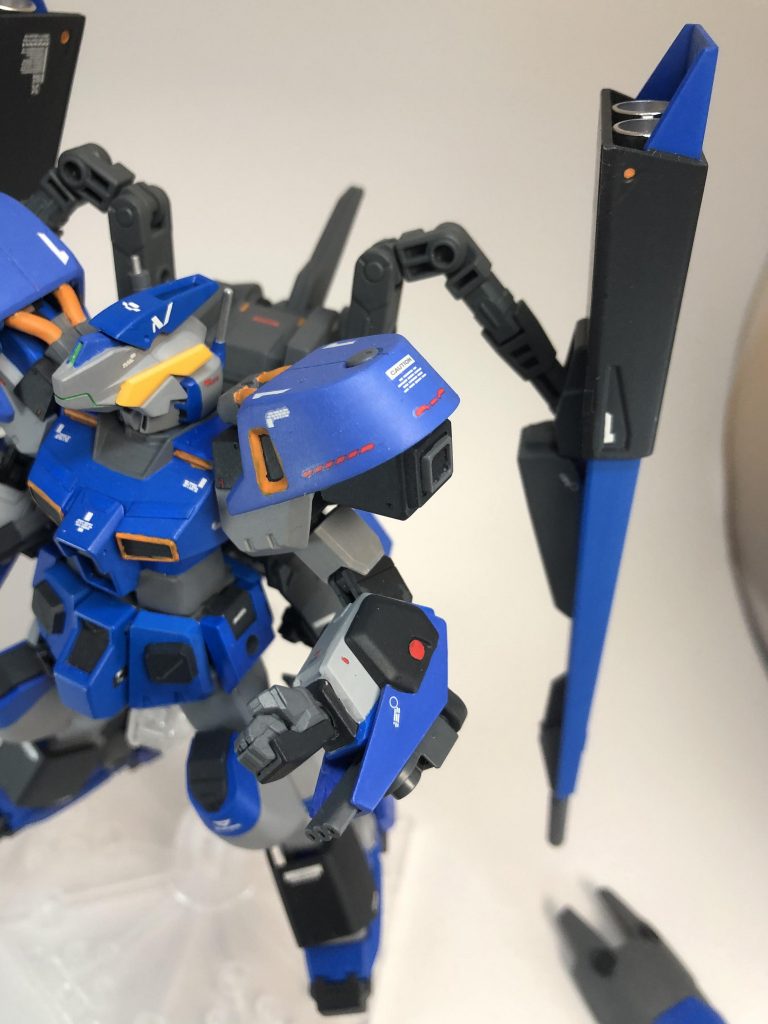 肩には増設スラスター、腕部には増加装甲と内蔵式ビームバルカン