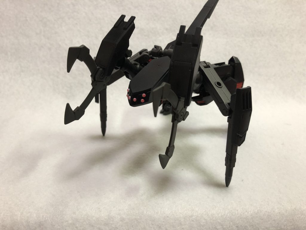 モビルアーマー形態。四足歩行となり、地上を素早く疾走。敵を強襲します。
機体色も夜間用に漆黒となり、強化されたセンサーで敵を確実に発見します。