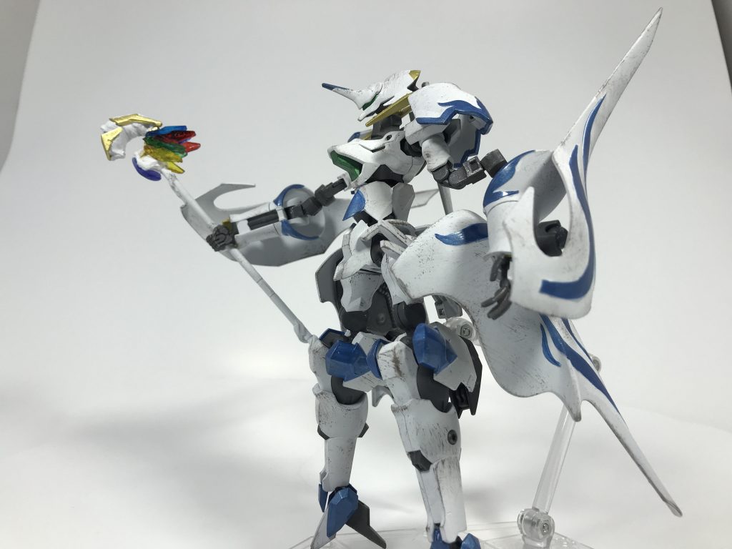 ## [カドゥケウス(魔導杖形態)]

精霊カーラーンが宿る聖遺物。
基本的には腕輪の形状を取りリンネの腕を飾っているが、操兵での戦闘時には大型化し、専用の魔導杖となる。
現段階のリンネの実力では、その力の全てを引き出すには至っていないが、非常に高いエーテル増幅力を持っており、全盛期の力を発揮したならば歴史上に存在する全ての魔法の行使すら可能にするとされている。

また、魔導杖以外にも状況に応じて様々な形をとることが可能。