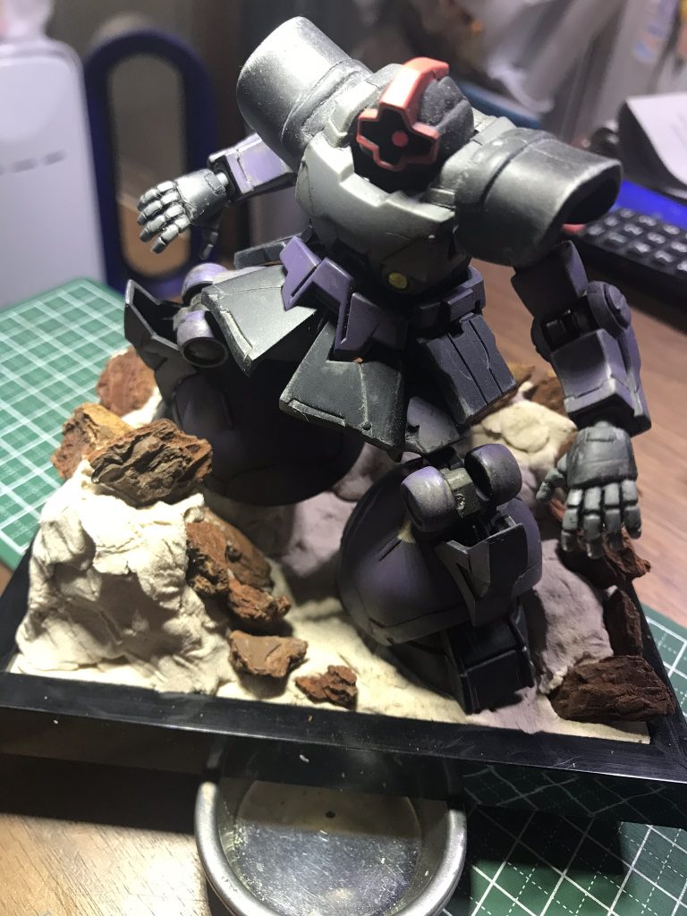 100均でフォトフレームとか木粉粘土などを購入。粘土を敷き詰めてドムさんをエポキシ系接着剤で固定してみます。