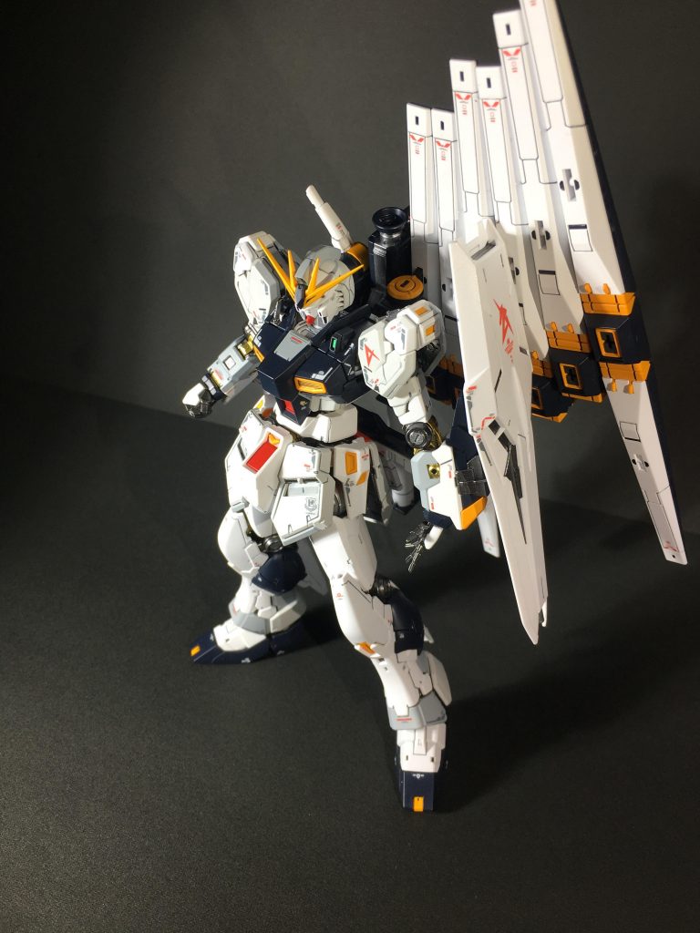 ポージングを付けなくても巣立ちしてるだけでもうカッコいいです笑
両腕の丸いダクト?のようなところは若干ver.kaっぽく塗装しました。
ガイアのスターブライトゴールド、スターブライトシルバーを9対1くらいで混ぜたものを吹きました。
ここ以外にも内部フレームの金の部分は同じ色で塗装しました!