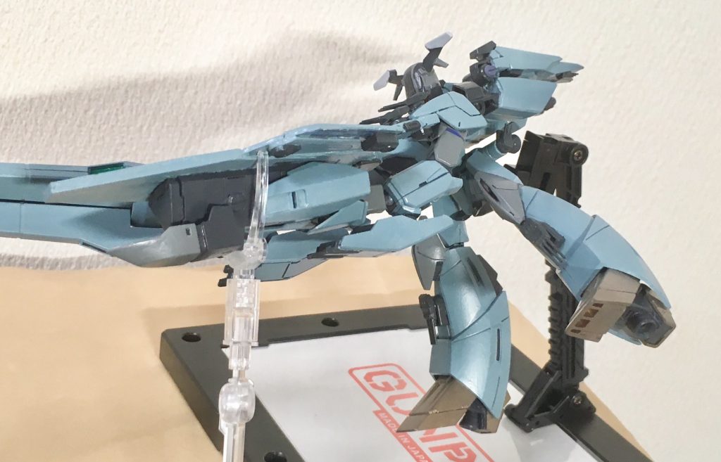 〔人呼んでグラハムスペシャル！！〕ちゃんと中間形態のガウォークモードもできます。ターンAの脚部が前側に反るので膝から曲がらなくてもそれっぽく見えました。可動域があるフラッグだからこそできる形態です。ガンダムMk-Ⅱの腕部にフラウロスのパーツを接着してます。変形時には腕部ガード部を180度回転させて前方に延びるようにしてます。