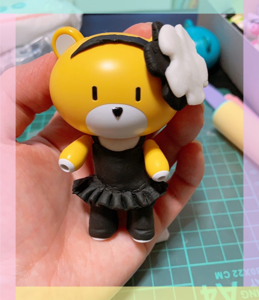 服屋小物は基本的に粘土です。
プチッガイ本体はヤスリがけしてテカテカになるようにしてます。