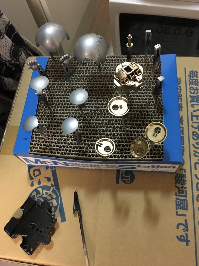 下地のシルバー