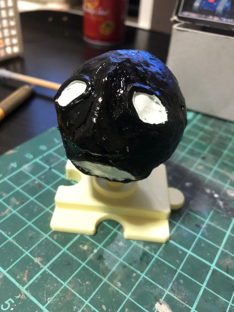 水性カラーのブラックで下地つけました。
サフはなしです。
ボコボコにしたかったのでヤスリもなしです。