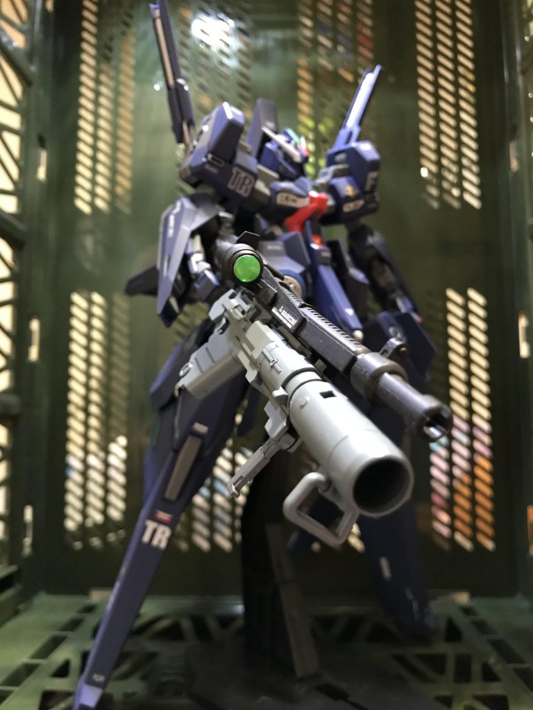 構造的に付属のコンポジットシールドブースターを上手く持たせることが出来ない?
のでお気に入りのビームスマートガンを持たせました。