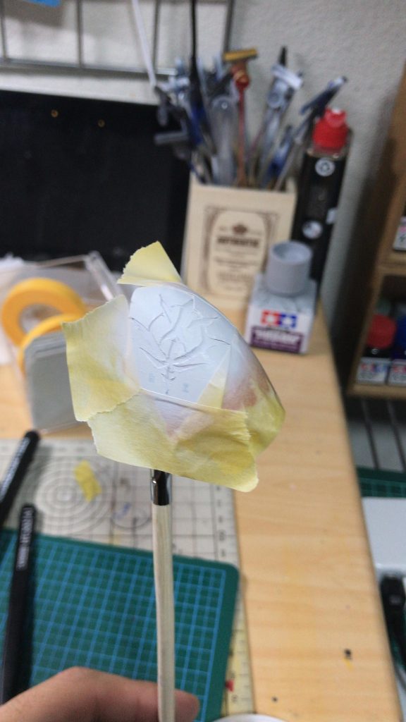 レジオンのマークは印刷したのもを切り絵のようにかってからマスキングし、塗装してはみ出した部分を同じ色合いの赤で修正しました。