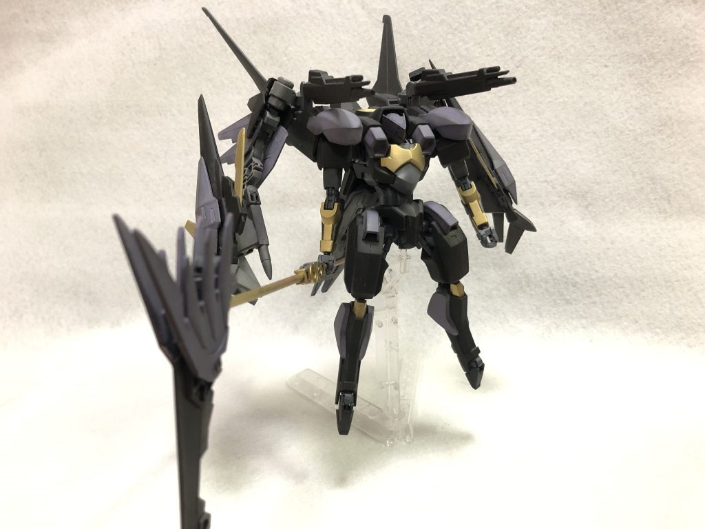 モビルスーツ形態。
これも元ネタがありまして、PCゲーム「機神飛翔デモンベイン」という作品に登場する「アンブロシウス」という機体がモチーフです。