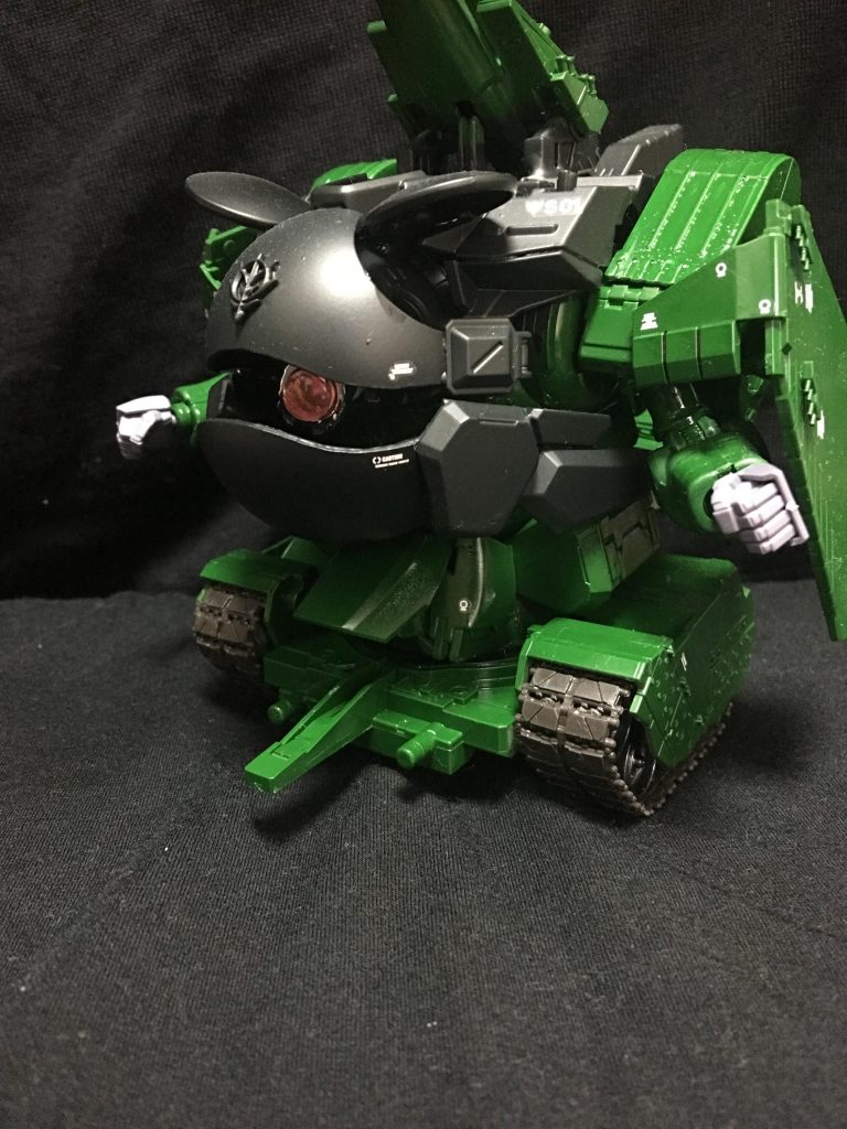 モノアイは可動します。
前後のユニットを外して、簡易ハロドルブに。