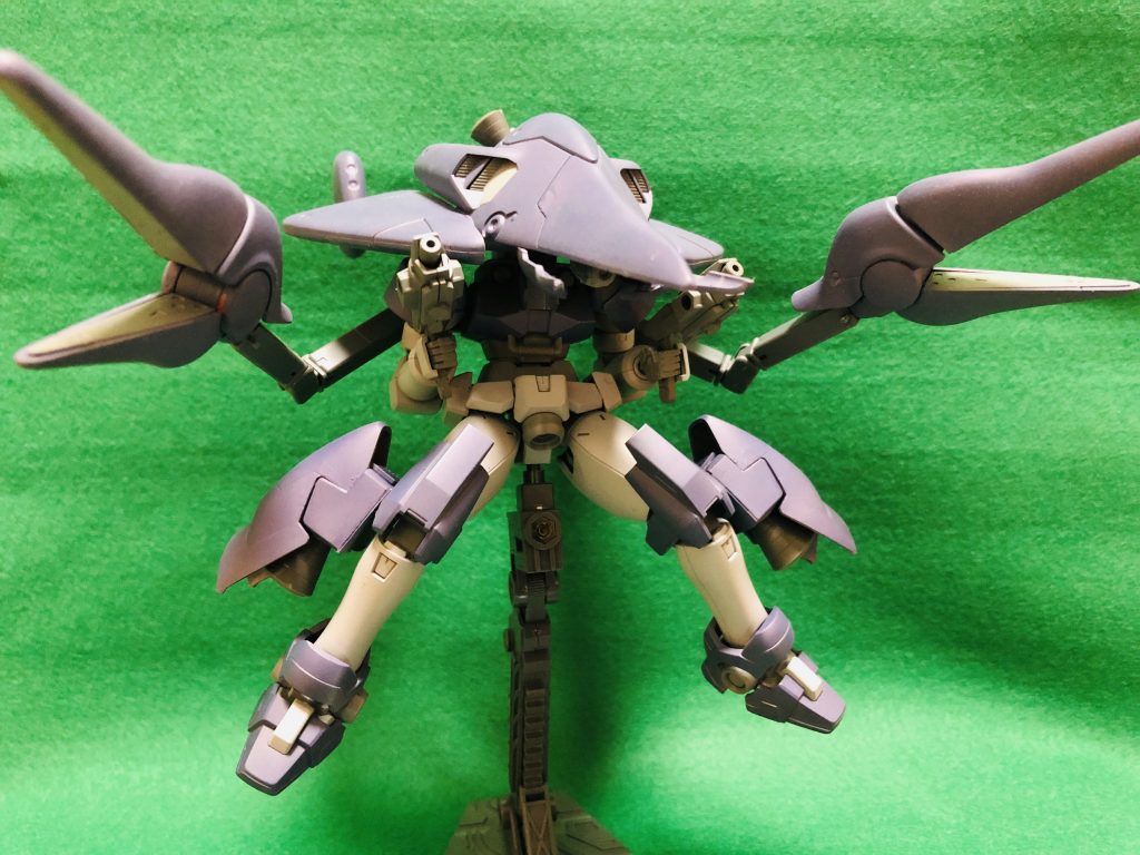 先端部には強力なビーム砲を搭載。またガンダニュウム製のシザークローは、挟み潰すだけでなく、打突でも高い威力を発揮する。
アスクレプオスというか、グリープというか。Gユニットは割と好きでした。