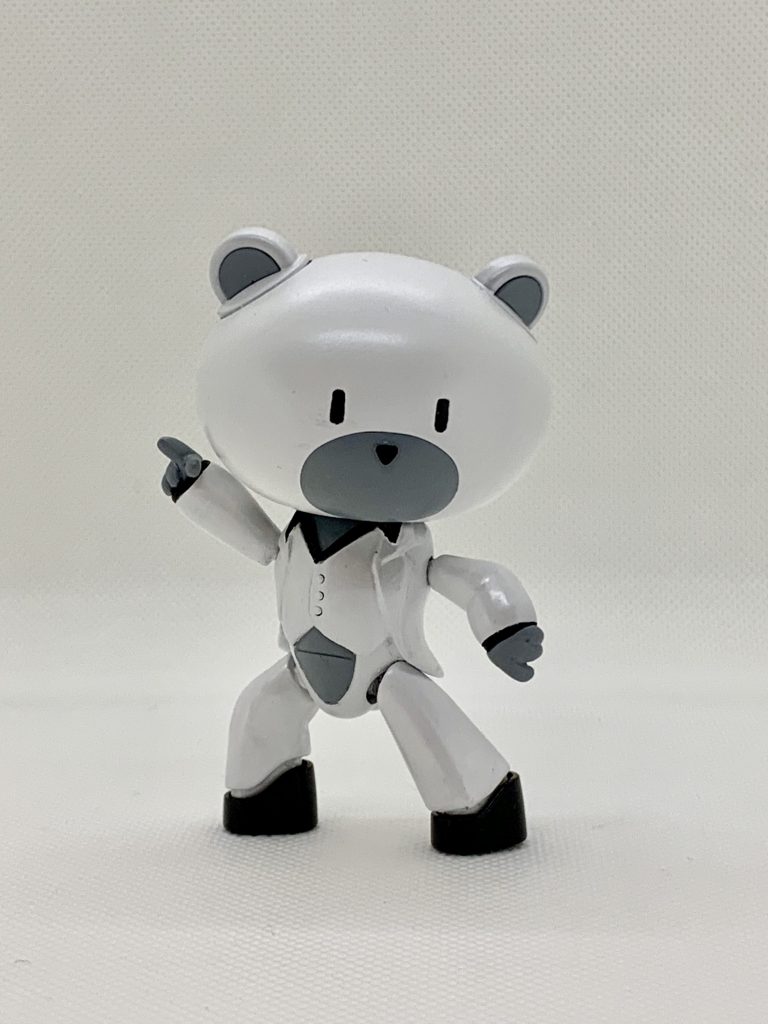 プチッガイさん単体だとこんな感じ。
鉄血のオルフェンズに似たような格好の人がいましたが、名瀬のアニキさんじゃなくて、ジョン・トラボルタ風です(laugh)

白部分の塗装に雲母堂本舗のAGパール（胴体）とLGパール（頭部）を使い、ゴージャス感を出してみました。

頭がデカすぎてあまり右腕が上げられず、肝心のポーズがキマらない恐れがありましたが、ギリギリセーフ？

服と指はエポキシパテで作成しました。