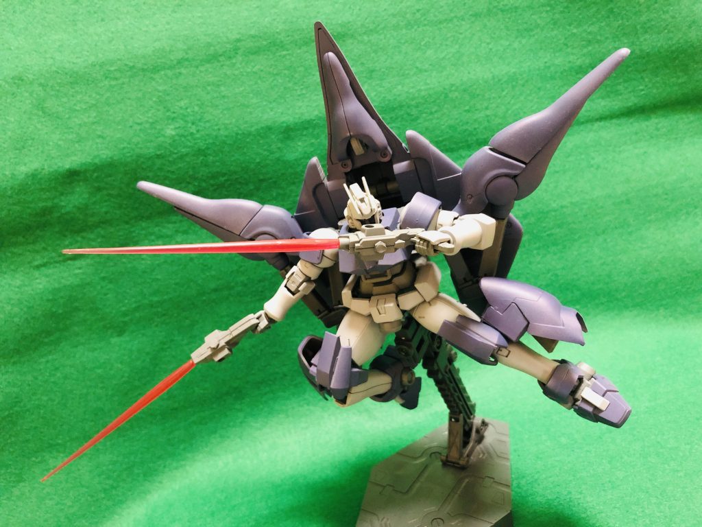 またこのビームガンは、ビームサーベルも兼ねた複合兵装である。武器を持ち替える事無く、素早く射撃から格闘戦へと移行出来る。
なので、銃口にビームサーベルが取り付け可能です。