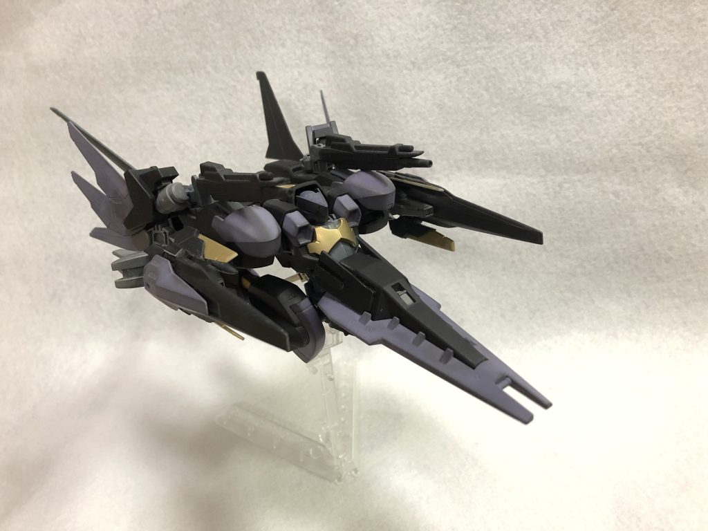 そして変形。大型戦闘機に。この形態ではサブアームのクローが使えませんが、代わりにライフルが増えます。
鎌はバックパック底部に折り畳んで装着。