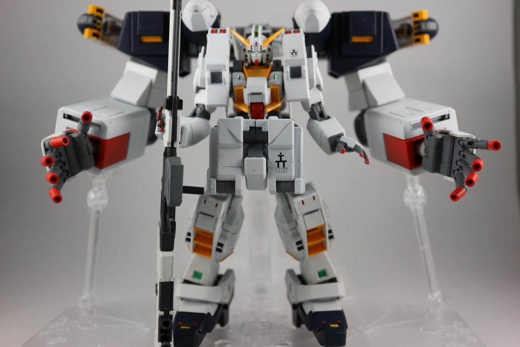 正面。ギガンティックアームユニットのせいでポーズ限定でしか飾れません。