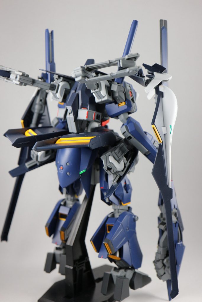 後ろ。ガンダムMk-Vの特徴的な脚を再現できたと思います。