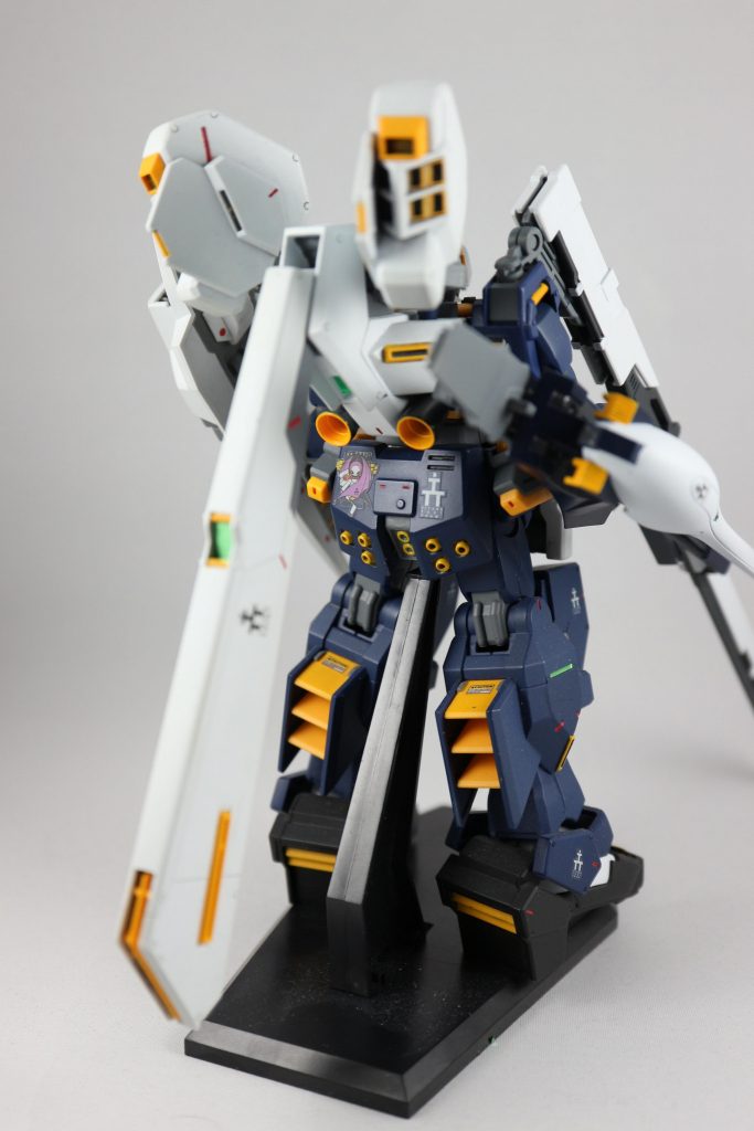 背面。トライブースターが大きいのでスタンドがないと自立がちょっと厳しい。