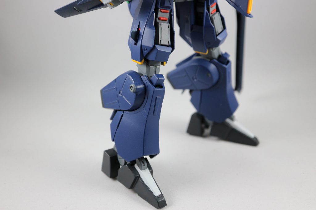 今回のモデルのキモとなるMk-V脚。通常のガンダムMk-Vとは異なりかかとを浮かせたハイヒール構造になっています。膝上のTR-6の脚はウーンドウォートと同タイプですが正面のユニットが無いタイプ。