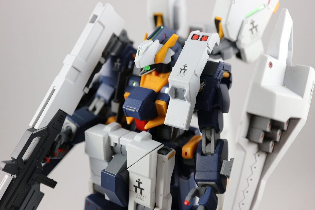 上半身アップ。バイザーヘッドはモノアイ展開状態を再現しています。（パーツ差し替え可）